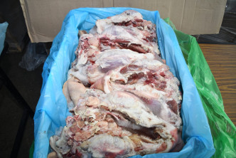 冻柜内载有不同种类的冻肉，包括猪、牛、羊及内脏。