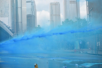 水炮車首次發射藍色水柱。