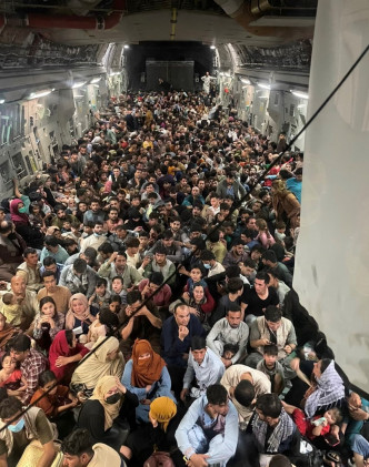 约640名难民塞爆C-17运输机的机舱。网图