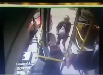 涉事乘客拿着一个大西瓜跑上巴士。（网图）