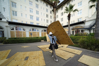 有酒店钉木板防风。 AP