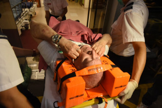 受傷遊客夫婦由救護車送院。徐裕民攝