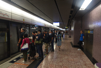 太子站月台不少候车乘客。