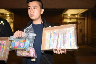 警方检获一批刨尖的铅笔、笔刨及笔袋。