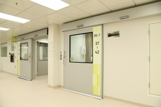 有變種病毒病人在香港感染控制中心與其他新冠確診病人同房。資料圖片