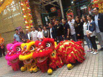 天后庙广场举行醒狮活动。