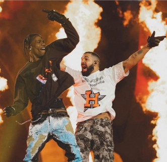 Travis與Drake於慘劇當日同台演出。