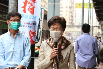 林郑月娥用扬声器向市民呼吁支持。图:工联会