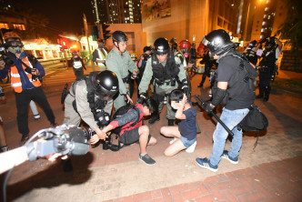 警方制服多名示威者。资料图片