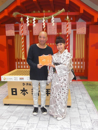 日本著名和服大师富田伸明，为糖妹即场以超短时间穿著和服。
