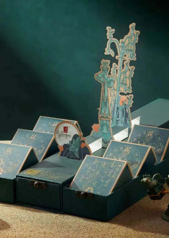 三星堆月餅禮盒打開後，能立體還原古蜀人祭祀的場景。互聯網圖片