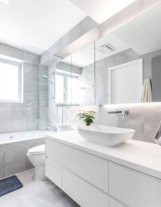 浴室以白色为主调，光洁亮丽。