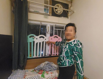 谦仔的婆婆指家人将婴儿床拆去床架，放在窗户旁作围栏。