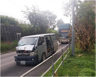 两车车头均损毁。图:网民Patrick Laikinon‎香港交通突发报料区