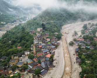 四川阿坝地区受持续暴雨影响，出现山洪、泥石流、山体滑坡、塌方灾害。网上图片