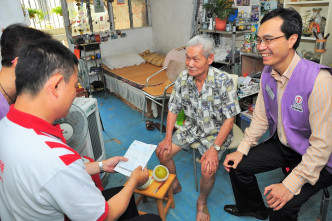 陆志聪(右一)参与对外的联谊活动，如推动「出院义工队」。被访者提供