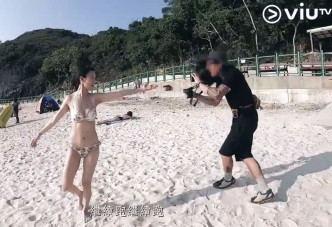 宣传片见陈欣妍仲会着上三点式在沙滩上狂奔。