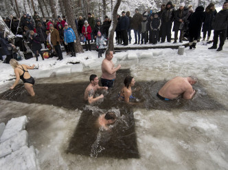 不少東正教徒冒寒跳進冰河裏慶祝主顯節。AP
