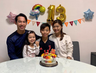 受疫情影响，就算囝囝13岁生日，徐荣一家四口只能在家庆祝。