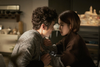 劉仁娜與金剛于飾演同樣失婚的刑警「志皓」，由受害人和保護者關係發展出感情。　