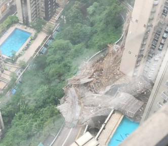 乐活道有大幅外墙棚架倒塌。  香港突发事故报料区fb图
