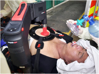 救援人員用自動心外壓機為昏迷的事主急救。