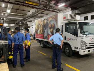 警員及消防員到荃灣工廈檢查可疑紙箱。