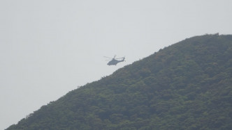 飛行服務隊直升機在柏架山上空盤旋。