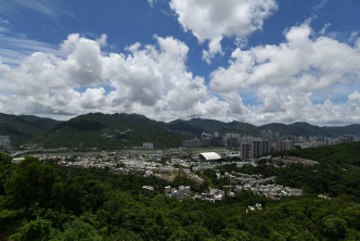 俯瞰廣闊沙田馬場及城門河兩岸翠綠山巒的明媚風光。