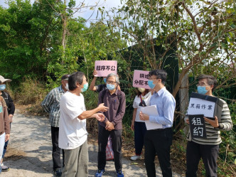 谢先生质问到场的土木工程拓展署工程师，批出田地前有否向村民或其他持份者做谘询。