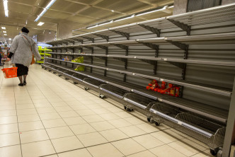 瑞士超市抢空。AP