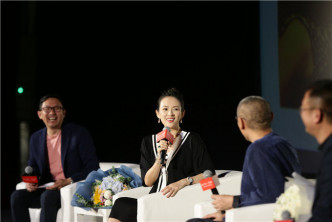 章子怡出席「章子怡從影20周年」作品展開幕式。網圖