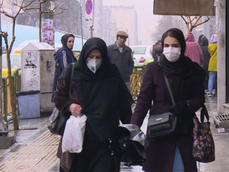 伊朗疫情严峻，当地国民外出佩戴口罩。AP