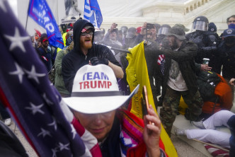 大批支持總統特朗普的激進示威者強行衝擊國會大樓。AP圖片