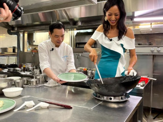 蒋怡向大厨偷师了解更多烹调的方式、原理、风格及变化。