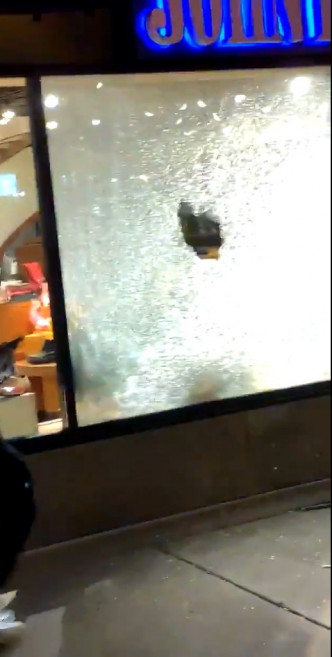 商店的玻璃窗受损。 影片截图