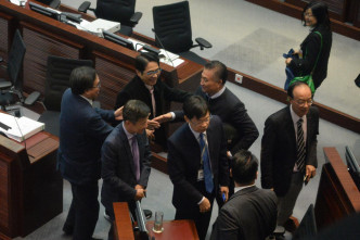 建制派立法會議員與觀塘區議員陳振彬握手祝賀。蘇正謙攝
