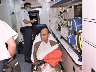 被咬断手指警员，凌晨转往沙田威尔斯医院。