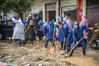 救援队在随州叠起泥土防洪。新华社图片
