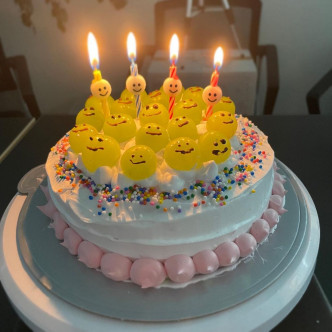 成员Q今日生日收提子笑面蛋糕。