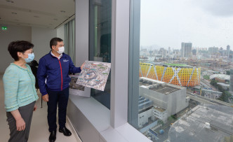 林郑月娥了解启德体育园项目的施工进度。政府新闻处图片