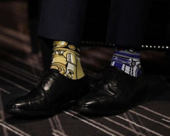 杜鲁多5月与爱尔兰总理肯尼见面时，两脚分别穿上R2D2与C3PO的星战图案袜子。图:twitter