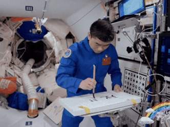 航天員劉伯明用毛筆寫下「理想」二字。網圖