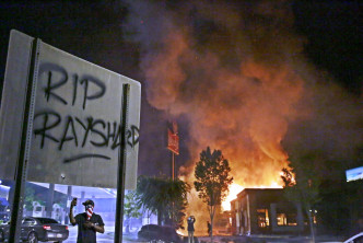 阿特兰大发生一宗黑人被警察杀死的案件，示威者放火烧毁事发地点快餐店Wendy's。AP