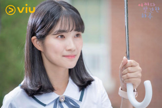 金惠奫在《意外發現的一天》飾演性格十分可愛的高中生「端午」。