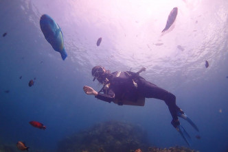 麥明詩飛到日本沖繩青之洞窟大玩潛水。 麥明詩IG圖片