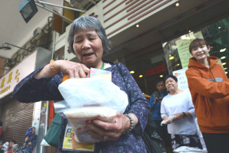 基隆茶餐廳可能最後一次向長者派飯盒