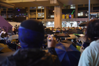 示威者包围旺角警署