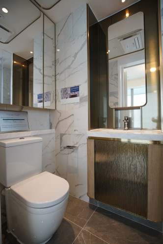 浴室采用意大利磁砖铺砌，配备窗户，光猛通风。（2A座28楼C室交楼标准示范单位）