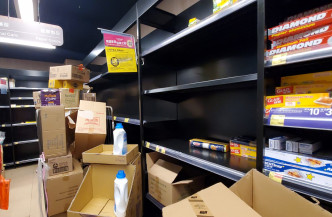 超市内一箱箱消毒用品未及放上架已被抢购一空。